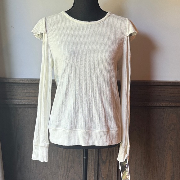 Design365 Tops - Design365 white ribbed cold shoulder top NWT